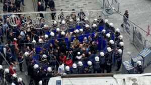 Manœuvre d’encerclement et d’isolement d'un petit groupe de manifestants, par la police turque, le 20 mai 2023. Dix fois plus de police que de manifestants. Photos issues de twitter.